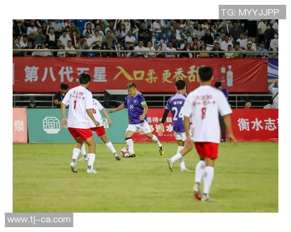 中国明星与国际足球巨星的偶遇瞬间引发的热议与感动