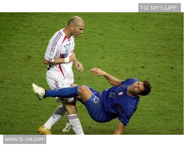 足球明星意外瞬间高清图片集锦展现他们的真实一面与精彩瞬间 足球明星意外瞬间高清图片集锦展现他们的真实一面与精彩瞬间