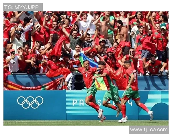 足球明星在球场上甜蜜秀恩爱引发球迷热议感动无数人心 足球明星在球场上甜蜜秀恩爱引发球迷热议感动无数人心