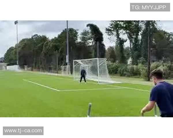 足球明星绝学高清图片大集合揭秘他们的训练技巧与比赛瞬间 足球明星绝学高清图片大集合揭秘他们的训练技巧与比赛瞬间